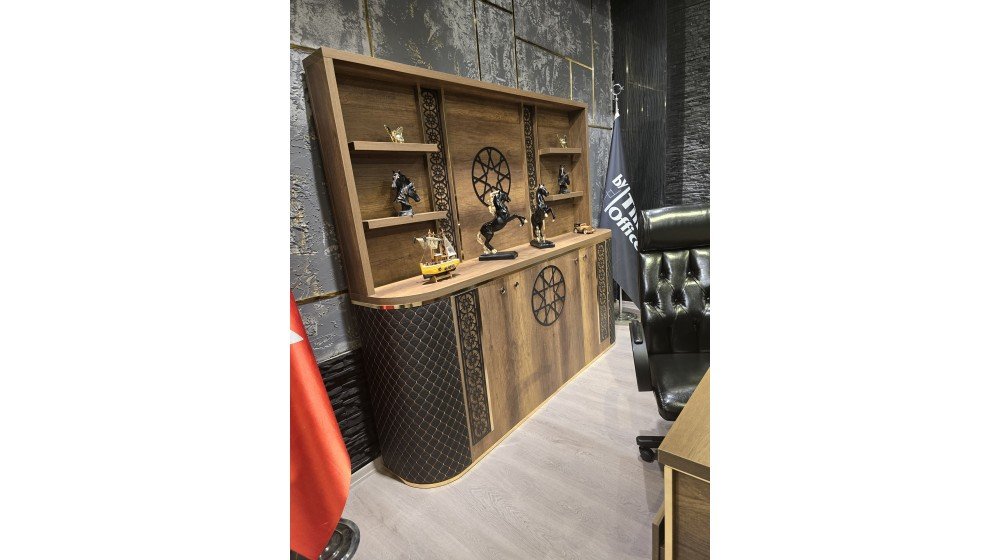 Kale lüks yönetici masa takımı, baklava desenli siyah panelleri, parlak altın rengi lazer kesim metal motifleri ve ceviz rengi tablası ile ofis ortamında C serisi Chester koltuklar ile sergileniyor.